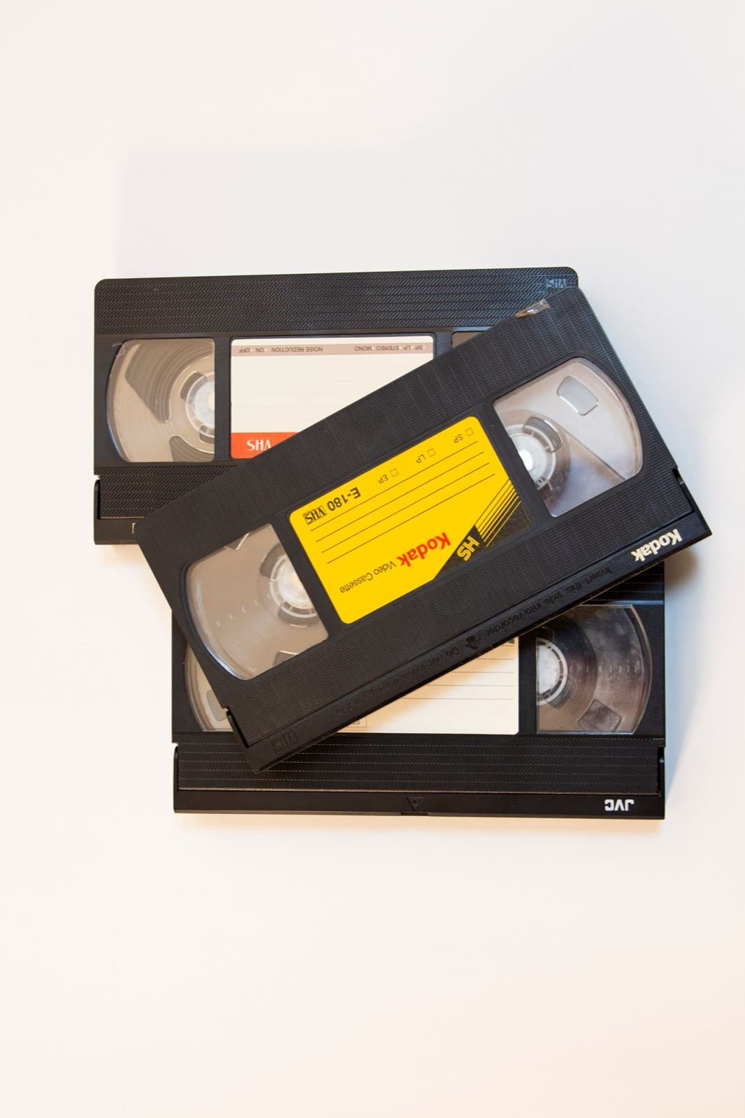 ラベルの貼られたVHSテープ